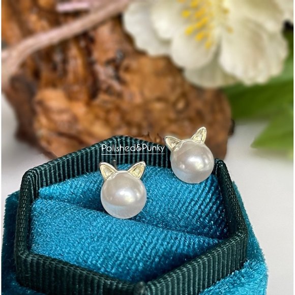 Pearl Cat Earrings ~ Cat Earrings ~  Pearl  Earrings ~ Silver Earrings in box - Picture 1 of 3